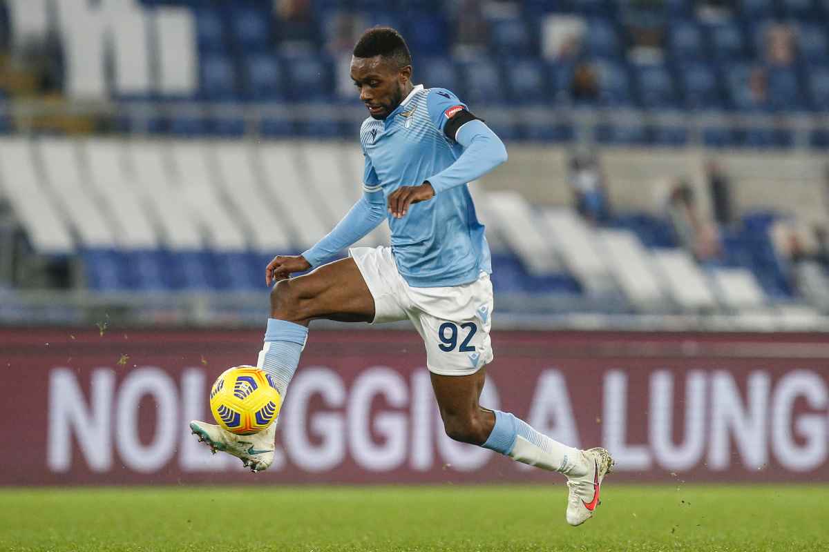 Akpa Akpro con la maglia della Lazio