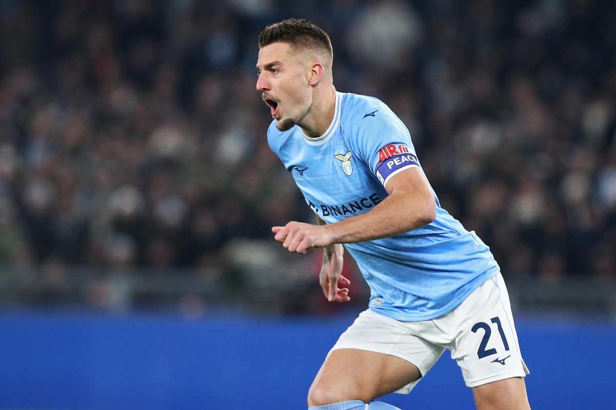 Milinkovic, con la fascia di capitano al braccio