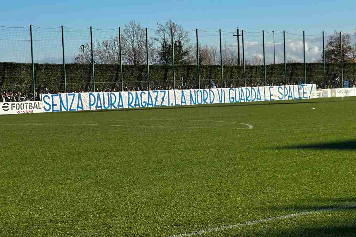 Lo striscione dei tifosi