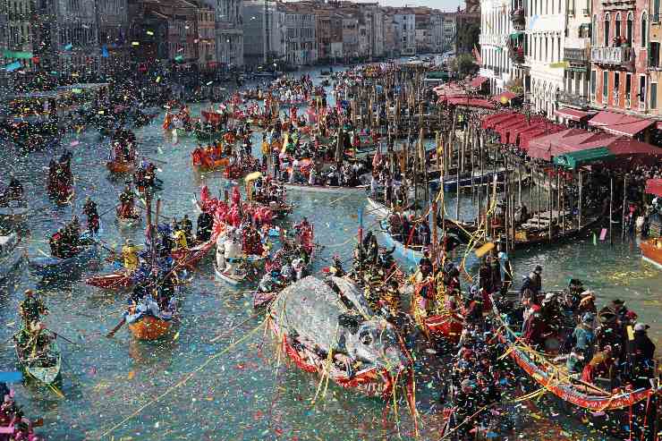 La Pantegana gigante esplode coriandoli, in testa al corteo di barche sul Canal Grande, in apertura del carnevale veneziano dedicato al “Tempo di Casanova"