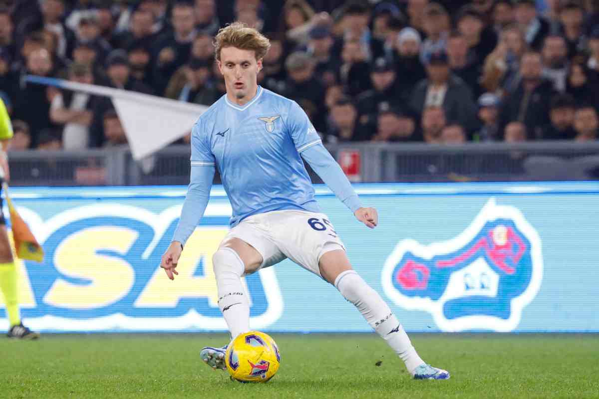 Nicolò Rovella in azione con la Lazio 