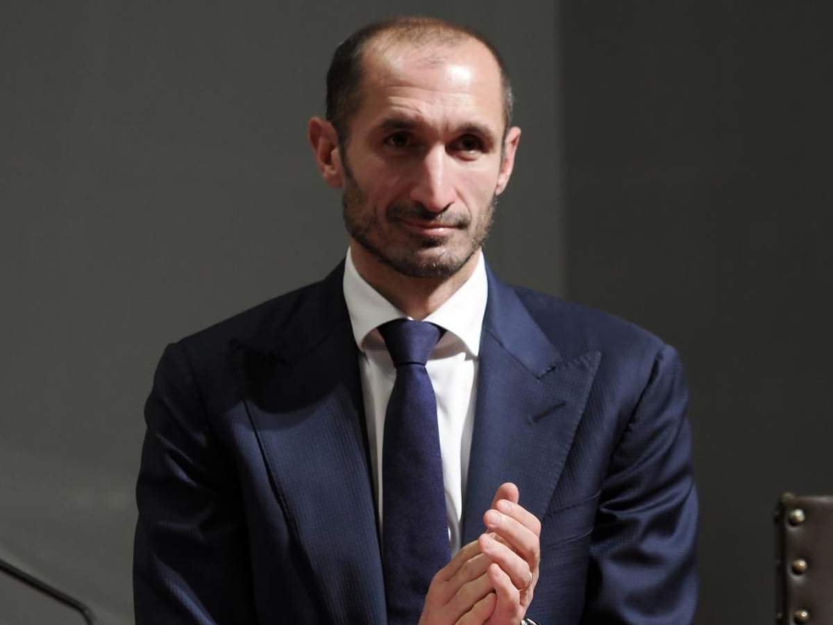 Giorgio Chiellini applaude