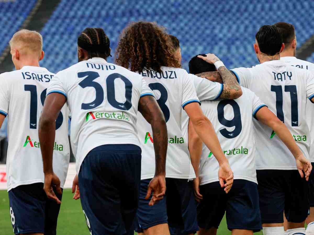 La lazio che esulta con Pedro