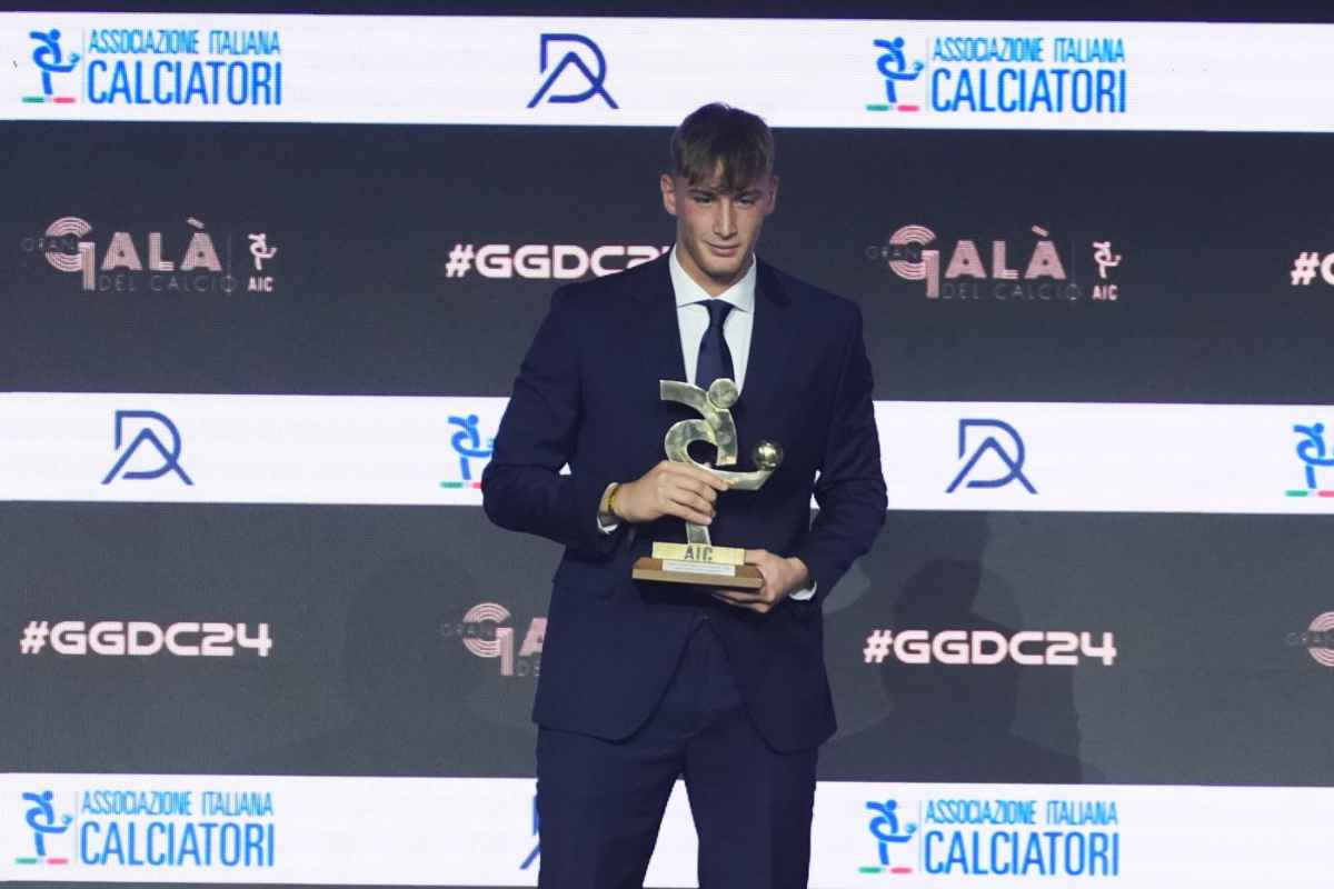 esposito durante la premiazione gran galà calcio 